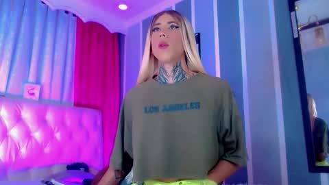 oliviahot01 online show from April 18, 2:02 am