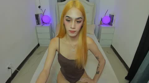 tiny girl wth big one online show from October 19, 7:34 am