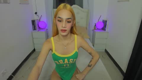 tiny girl wth big one online show from October 24, 5:45 am