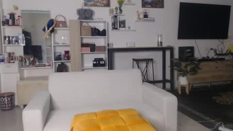 Snapshot of plasticgirll chatting on December 6, 7:39 pm plasticgirll online show from December 6, 7:39 pm