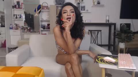 Snapshot of plasticgirll chatting on December 11, 1:37 pm plasticgirll online show from December 11, 1:37 pm