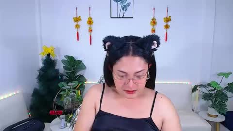 Ploysai online show from April 20, 12:51 pm