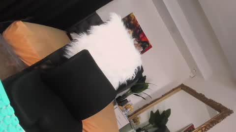 prettyjuliax online show from December 17, 7:15 pm