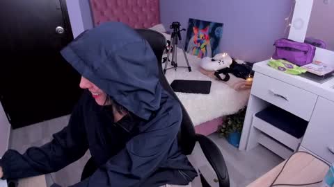 Snapshot of room312_ chatting on December 7, 5:26 pm Twelve 3 Inst Twelve 312002 Twitter Room312 2002 online show from December 7, 5:26 pm