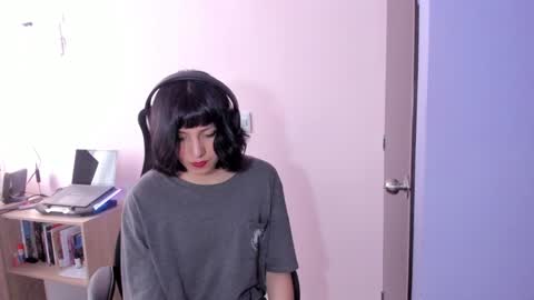 Snapshot of room312_ chatting on January 12, 9:29 pm Twelve 3 Inst Twelve 312002 Twitter Room312 2002 online show from January 12, 9:29 pm