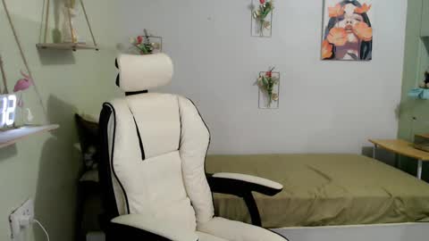 Snapshot of snow_2000 chatting on December 8, 5:06 am snow_2000 online show from December 8, 5:06 am