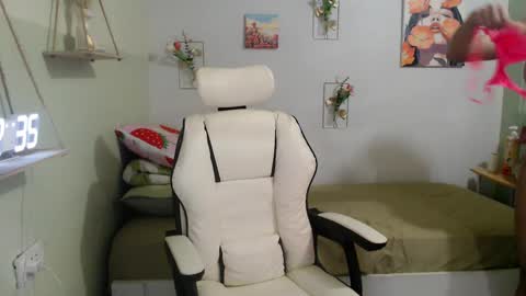 Snapshot of snow_2000 chatting on January 7, 6:28 am snow_2000 online show from January 7, 6:28 am
