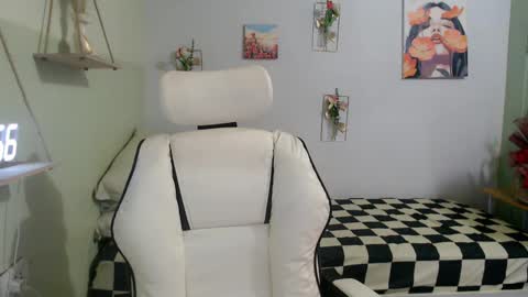 Snapshot of snow_2000 chatting on January 19, 5:48 am snow_2000 online show from January 19, 5:48 am