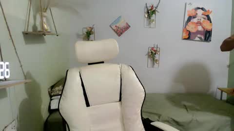 Snapshot of snow_2000 chatting on October 13, 12:02 am snow_2000 online show from October 13, 12:02 am