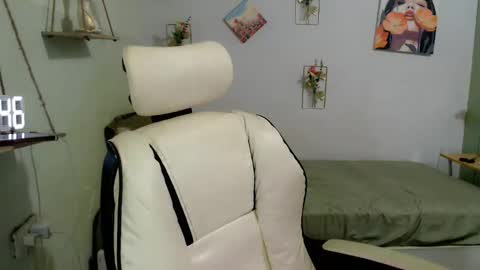 Snapshot of snow_2000 chatting on October 15, 2:22 am snow_2000 online show from October 15, 2:22 am