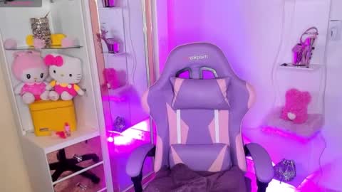 instagram    evalunavelez1. online show from March 8, 2:15 am