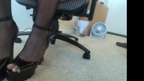 Snapshot of stilettodoll chatting on October 19, 5:38 pm StilettoDoll online show from October 19, 5:38 pm