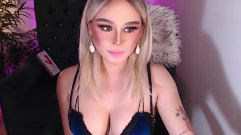 Snapshot of superh0tangelxx chatting on December 11, 5:02 am CARMINA online show from December 11, 5:02 am