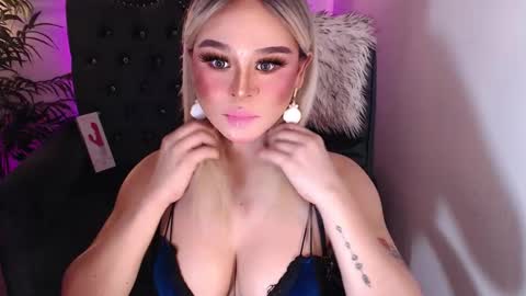 Snapshot of superh0tangelxx chatting on December 12, 12:38 am CARMINA online show from December 12, 12:38 am