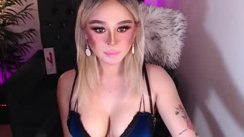 Snapshot of superh0tangelxx chatting on December 18, 5:37 am CARMINA online show from December 18, 5:37 am