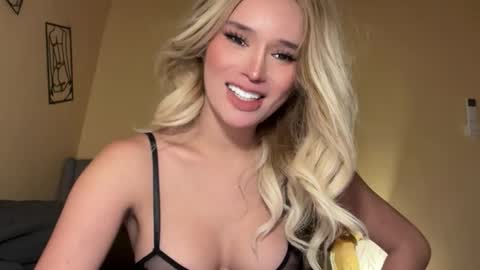 Mia online show from November 17, 5:07 am