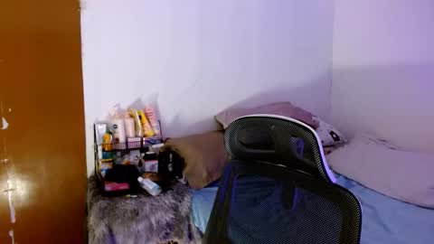 Snapshot of sweetlilly_18 chatting on October 19, 5:44 am Lilly online show from October 19, 5:44 am