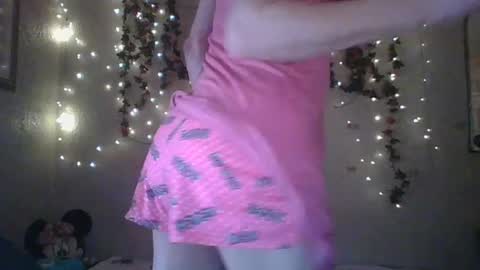 Snapshot of thesillymillie chatting on January 9, 5:43 pm sillymillie0 online show from January 9, 5:43 pm