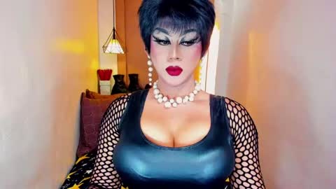 Nicoleeee online show from April 18, 9:15 pm