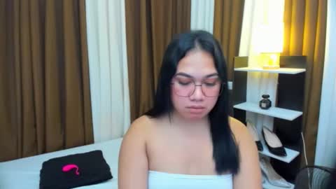 Karen Oquio online show from October 25, 1:00 am