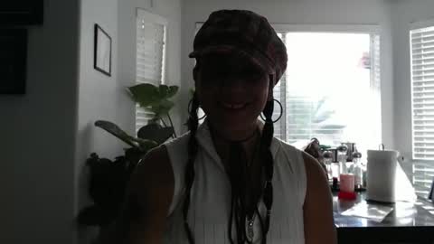 Snapshot of uandme_baby chatting on October 17, 10:57 pm Azelia B online show from October 17, 10:57 pm