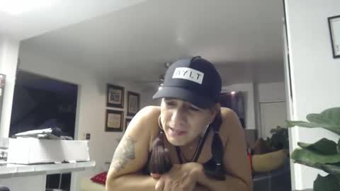 Snapshot of uandme_baby chatting on October 19, 3:32 am Azelia B online show from October 19, 3:32 am