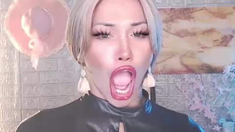 Amanda online show from April 25, 1:52 pm