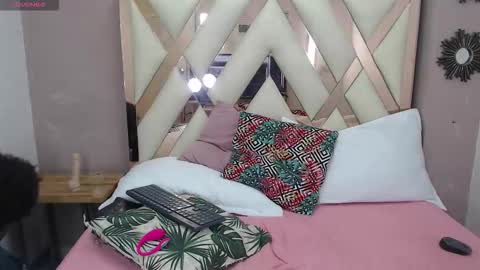 V I O L E T T E  online show from September 28, 12:20 am