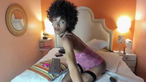 V I O L E T T E  online show from October 14, 9:15 pm