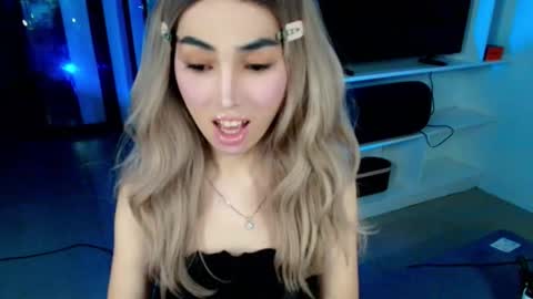 Snapshot of xdropgorgeous_onlyamira chatting on October 13, 11:55 am Hello ur lovely AMIRA online show from October 13, 11:55 am