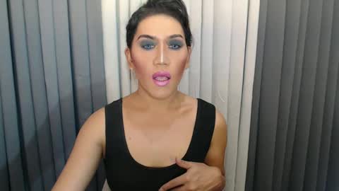 GWEN THOMPSON .......   online show from December 25, 11:31 pm