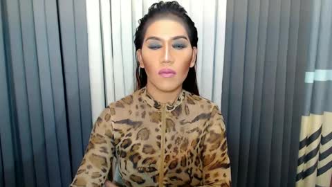 GWEN THOMPSON .......   online show from February 15, 6:23 pm