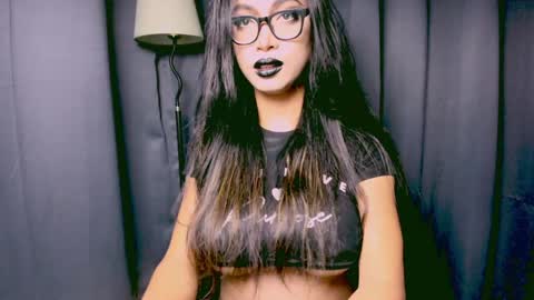 Lara online show from December 3, 8:01 pm