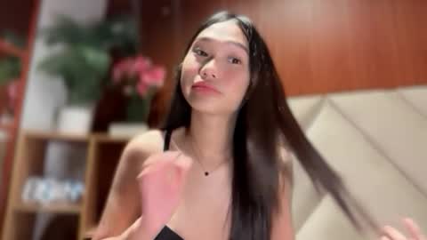 yoursluttyashxx online show from April 12, 5:05 pm