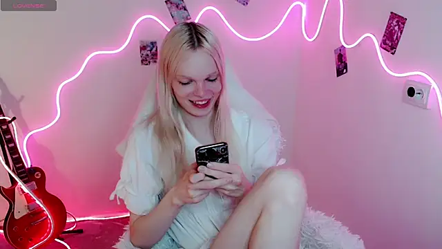 Emily Nyaffee online show from September 24, 8:48 pm