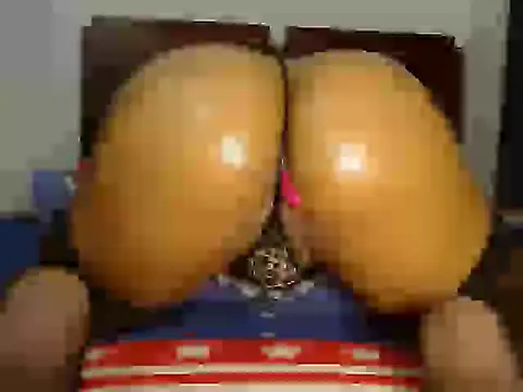 Snapshot of luisaqueenxxx chatting on March 19, 8:54 pm luisaqueenxxx online show from March 19, 8:54 pm