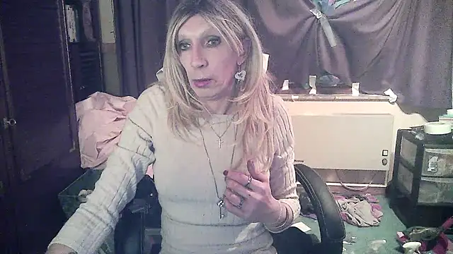 Snapshot of Ombeline1 chatting on March 15, 4:11 am Ombeline1 online show from March 15, 4:11 am