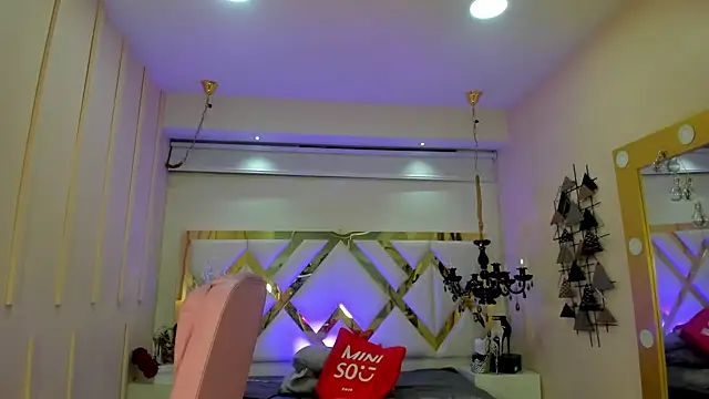 Juliana Saenzz online show from March 3, 12:10 pm