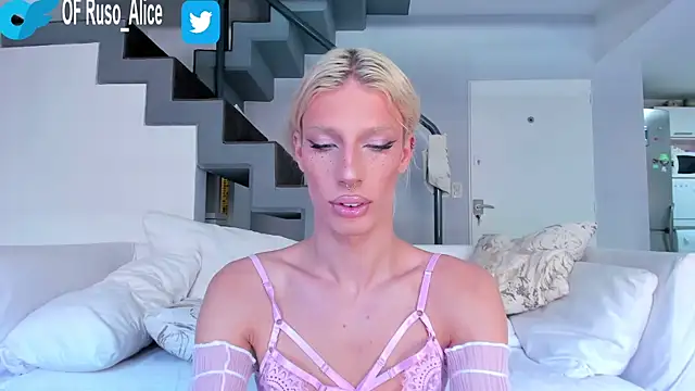 Snapshot of AliceSnowCatt chatting on December 17, 5:26 pm AliceSnowCatt online show from December 17, 5:26 pm
