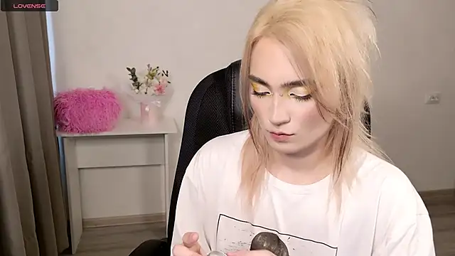 CuteYukiKun online show from February 13, 8:32 am