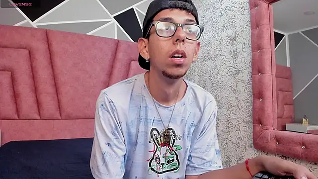 Derek and Skarlet online show from February 7, 6:45 pm