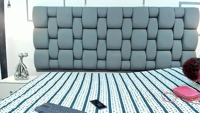 Derek and Skarlet online show from September 18, 3:28 pm