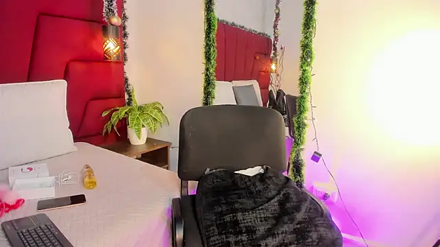 LadyLuminary online show from December 20, 8:15 pm