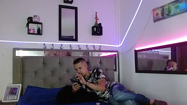 Snapshot of parejacaliente20154 chatting on February 20, 12:04 pm parejacaliente20154 online show from February 20, 12:04 pm