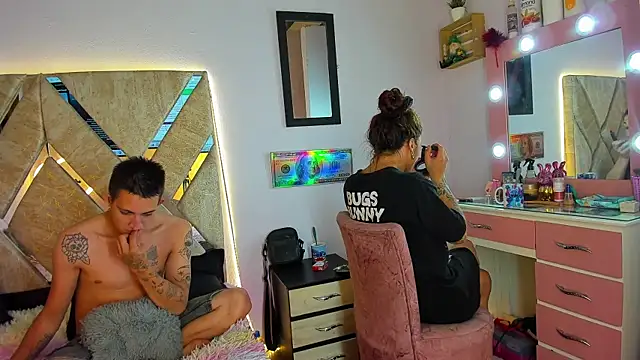 parejacaliente20154 online show from October 22, 11:30 pm