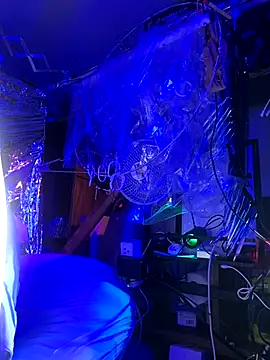 gurlnips online show from December 18, 1:05 pm