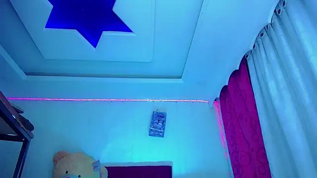 NahomiCamper online show from April 22, 10:50 pm