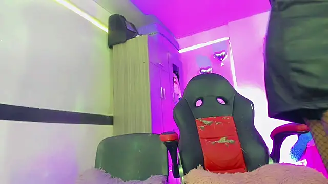 Hellen moons   online show from March 27, 7:04 pm