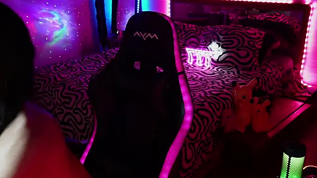 ElizaQueen777 online show from December 18, 9:40 pm