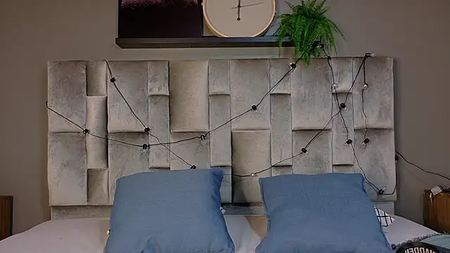 TiffValentinee  online show from November 10, 8:10 pm